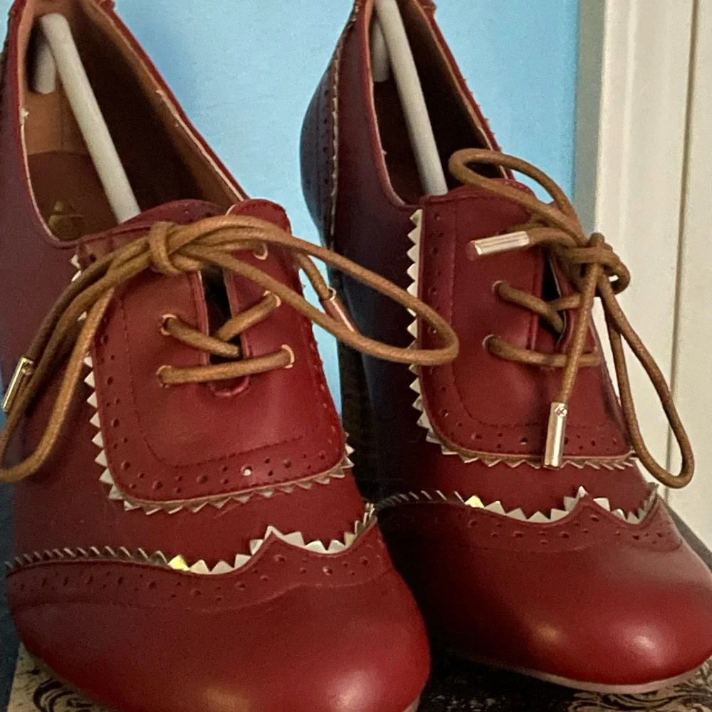 Elegant Red Brown Heeled Oxfords - Picture 3 of 3